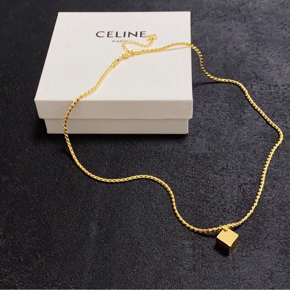 Celine's golden cup-shaped necklace - Picture 3 of 5